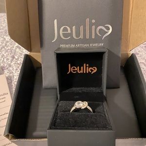 Beautiful Jeulia size 10 knot ring